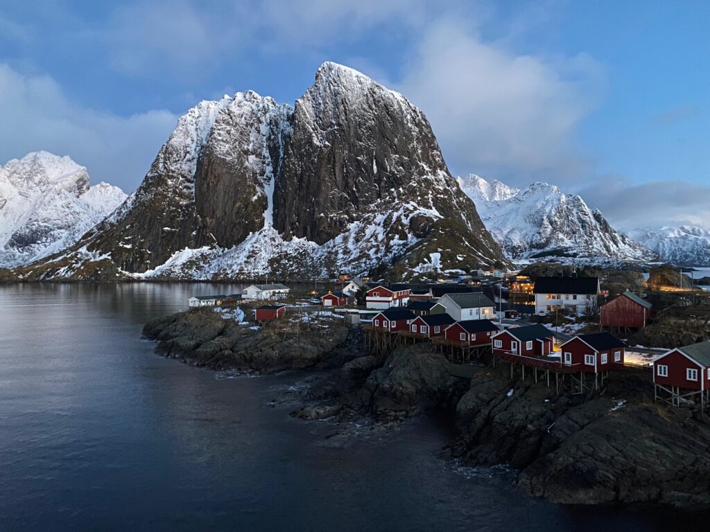 L'isola di Hamnøy con le casette rosse