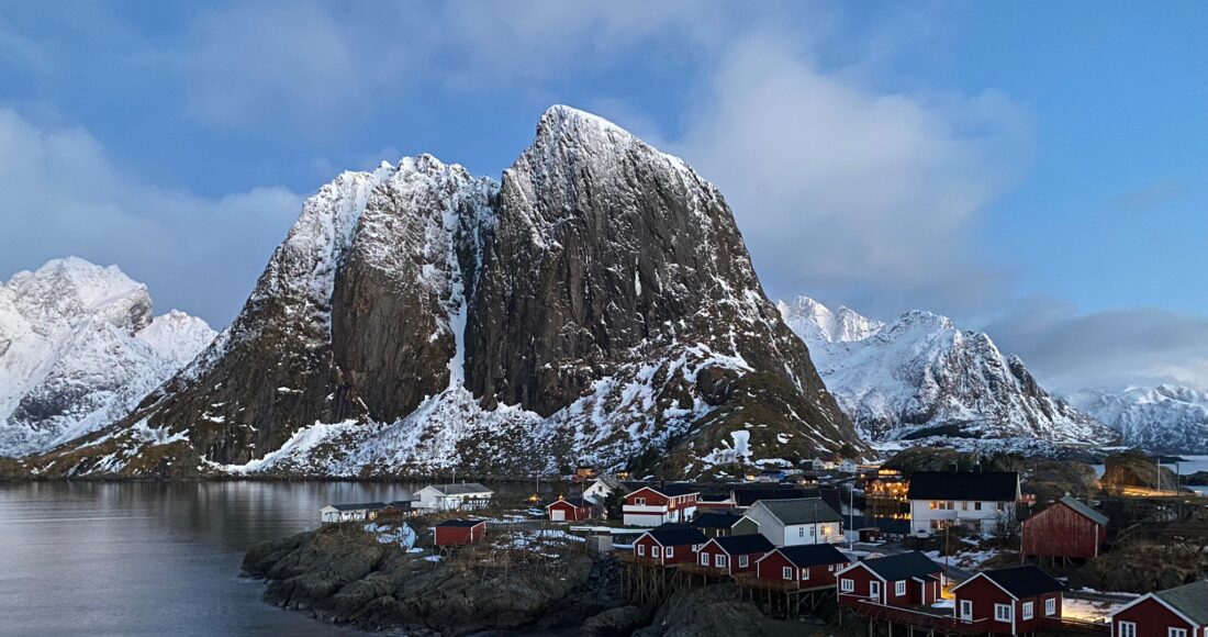 L'isola di Hamnøy con le casette rosse