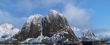 L'isola di Hamnøy con le casette rosse