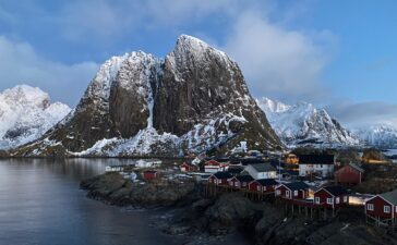 L'isola di Hamnøy con le casette rosse