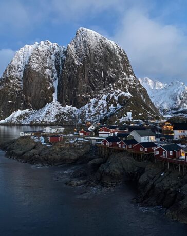L'isola di Hamnøy con le casette rosse