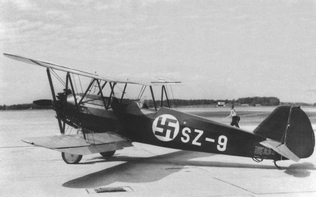 svastica finlandia aereo
