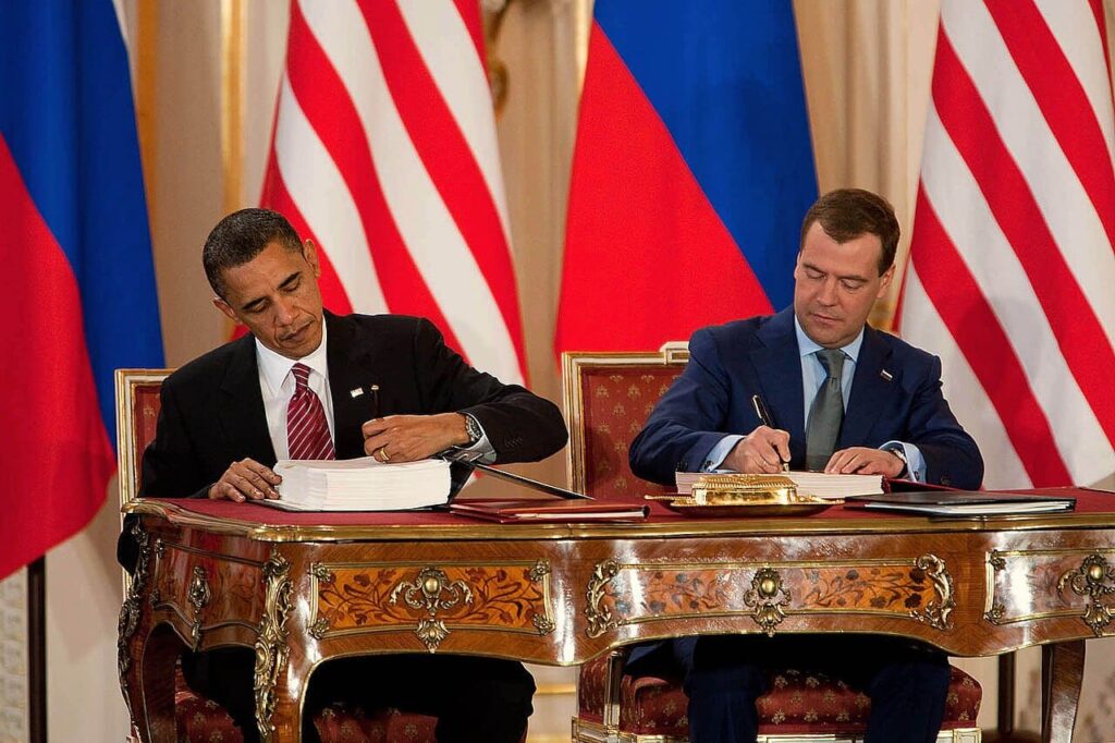 New START Obama_and_Medvedev_sign_